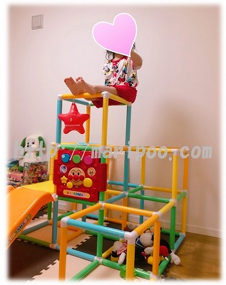 アンパンマン室内ジムで遊ぶ1歳児
